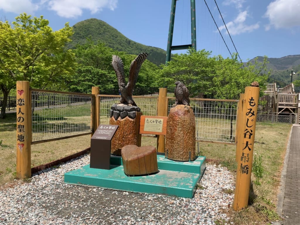 もみじ谷大吊橋クマタカの像