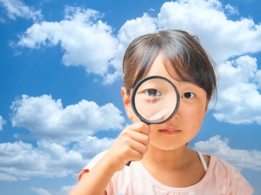 虫眼鏡の女の子イメージ