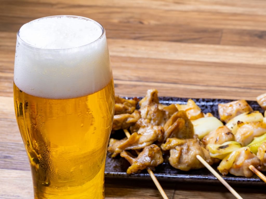 ビールと焼き鳥イメージ