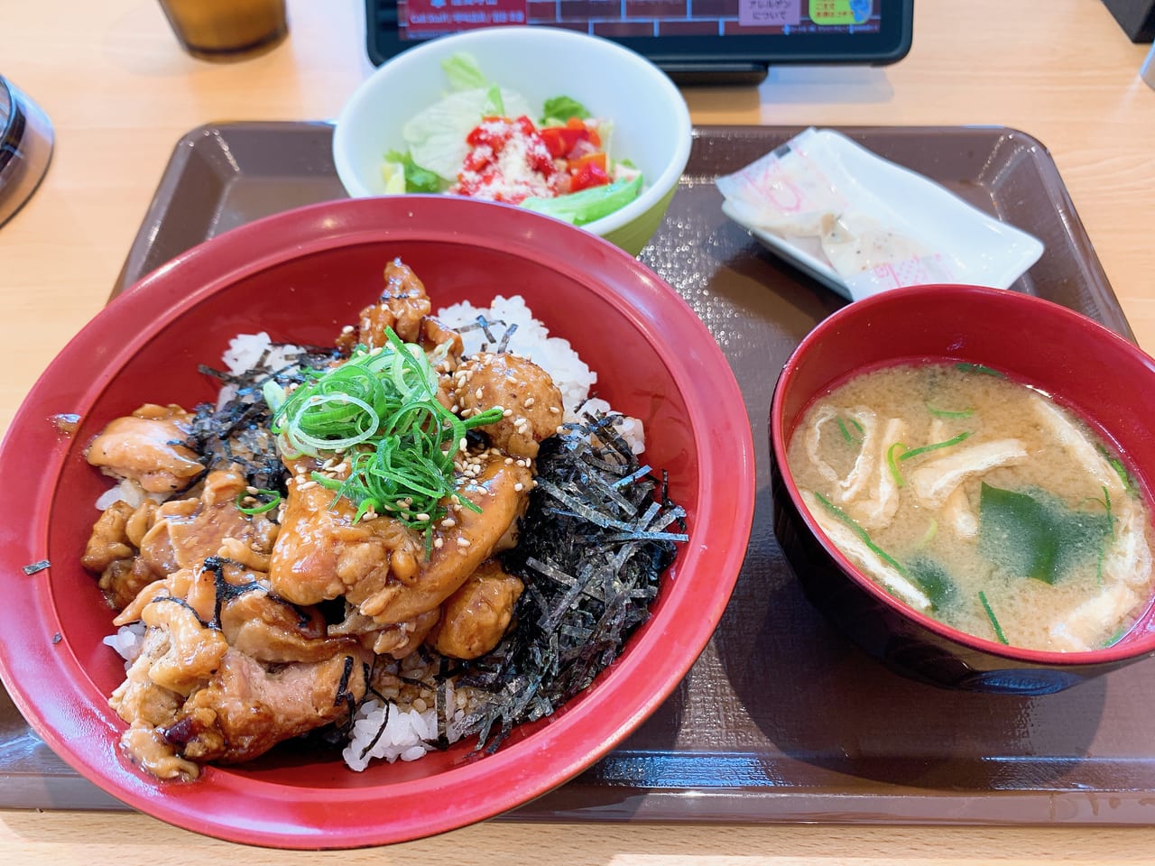 すき家「炭火やきとり丼」01