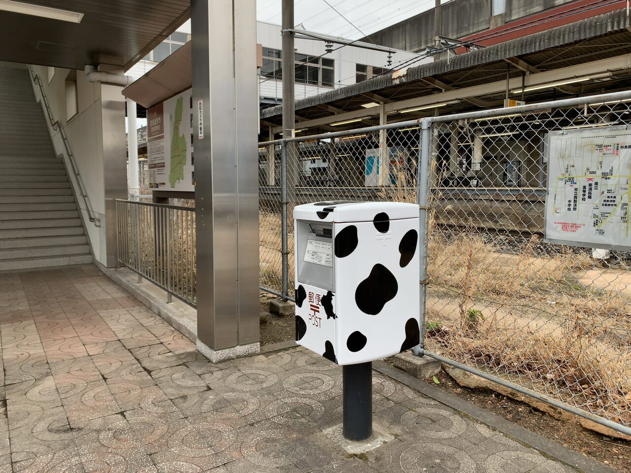 西那須野駅東口の牛柄ポスト02