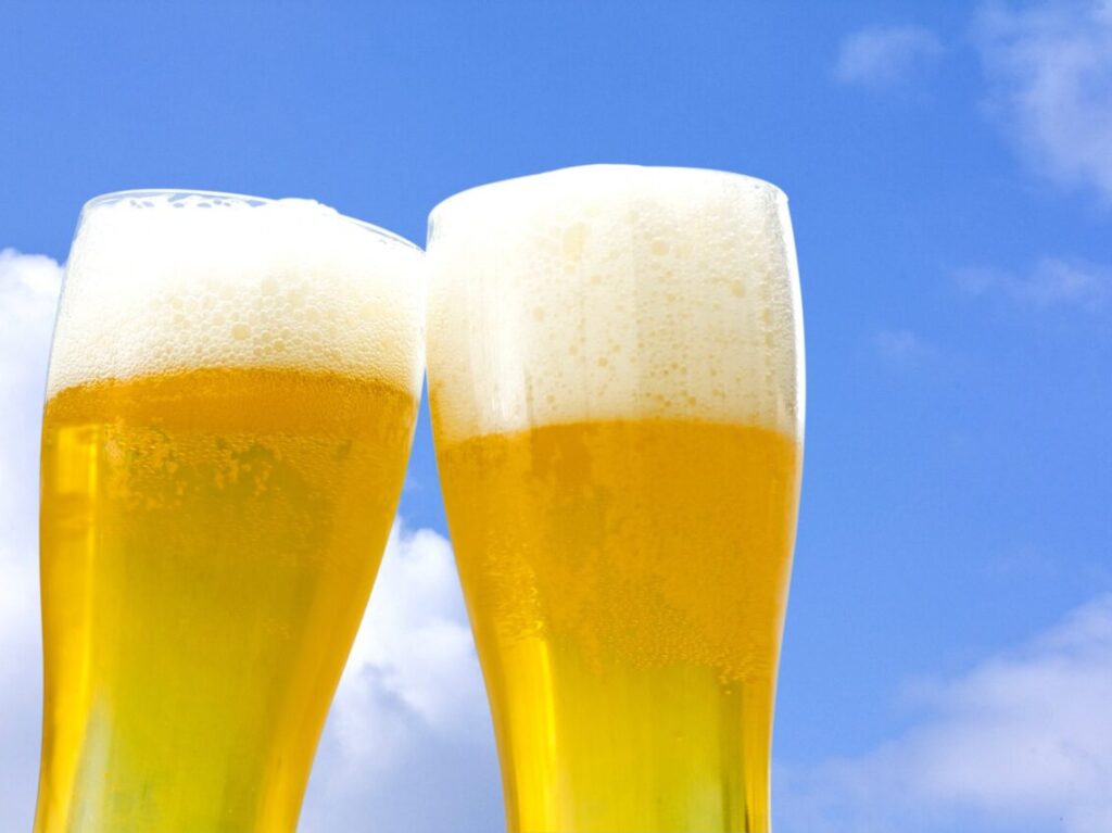 ビールで乾杯イメージ