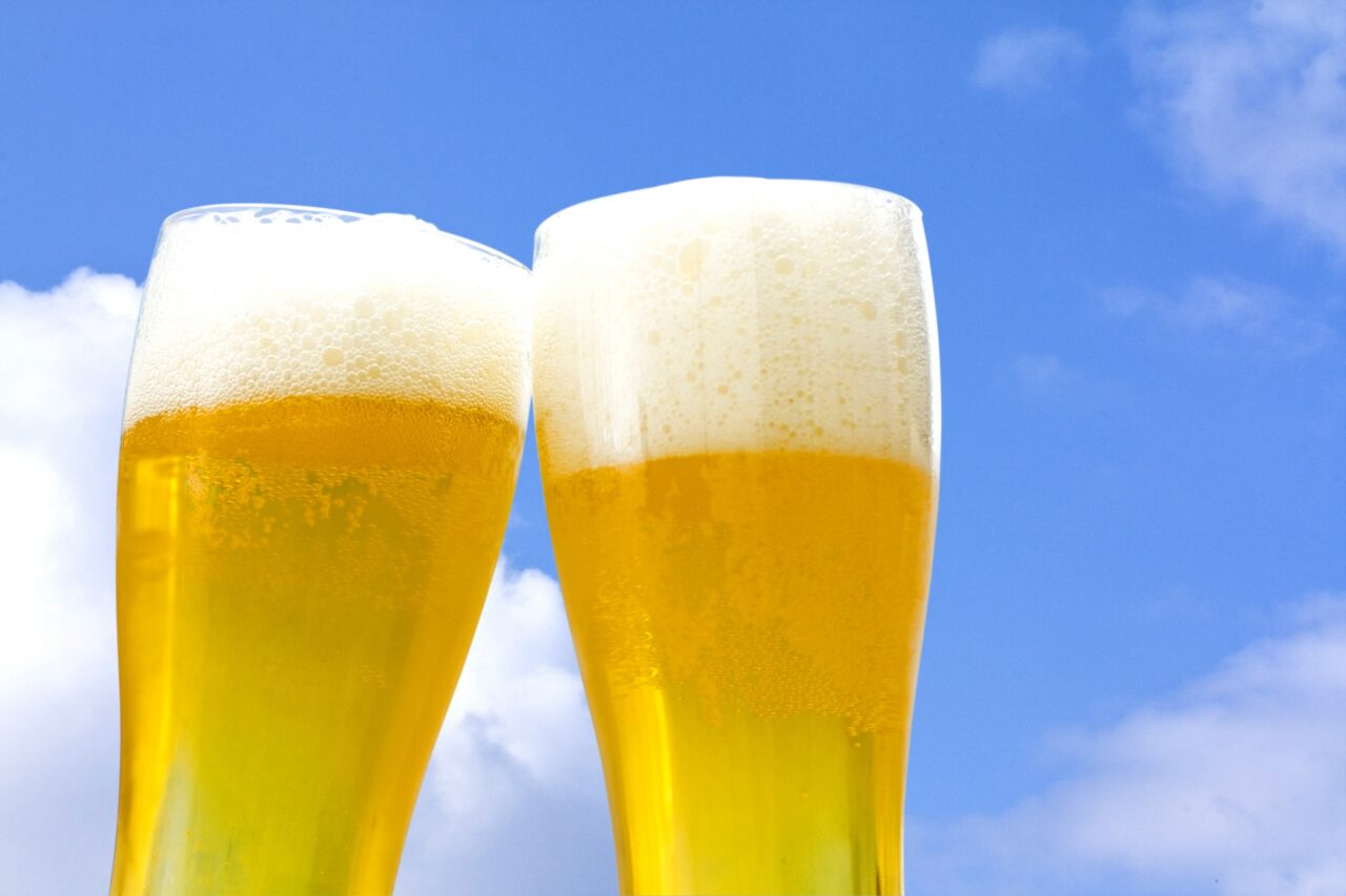 ビールで乾杯イメージ