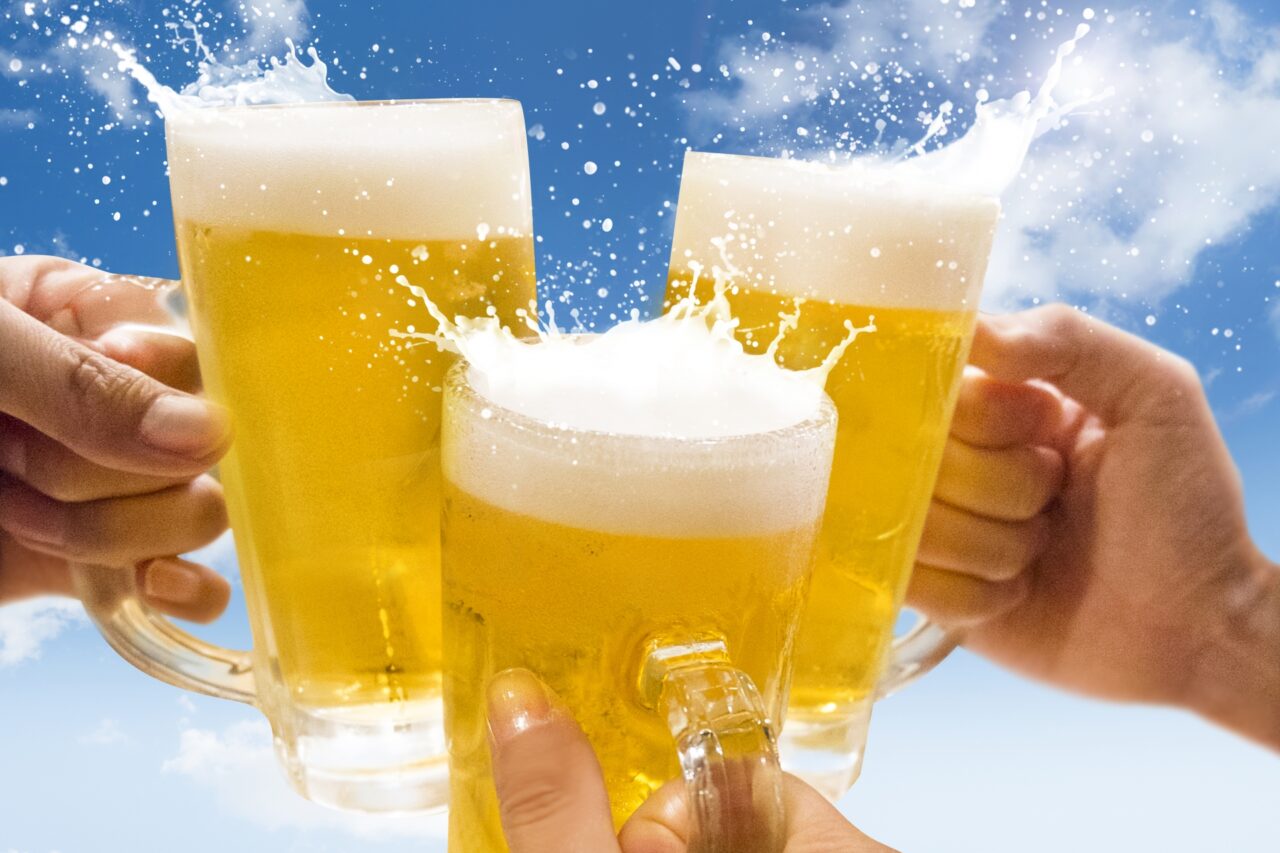 ビールで乾杯イメージ