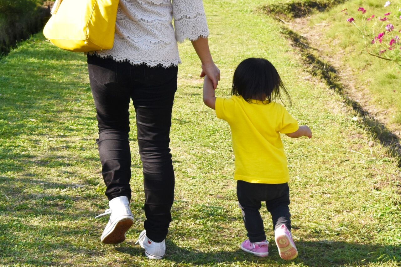 手をつなぐ母と子のイメージ