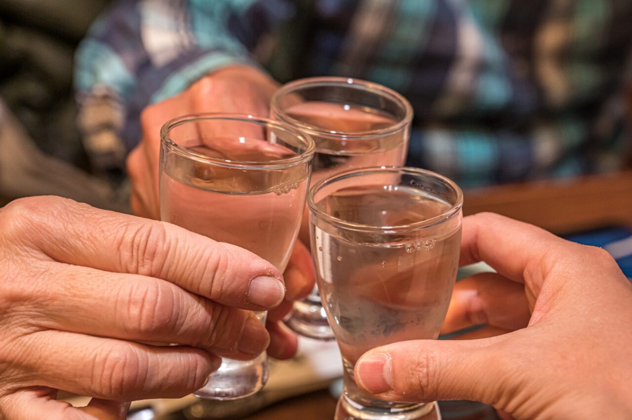 日本酒で乾杯イメージ